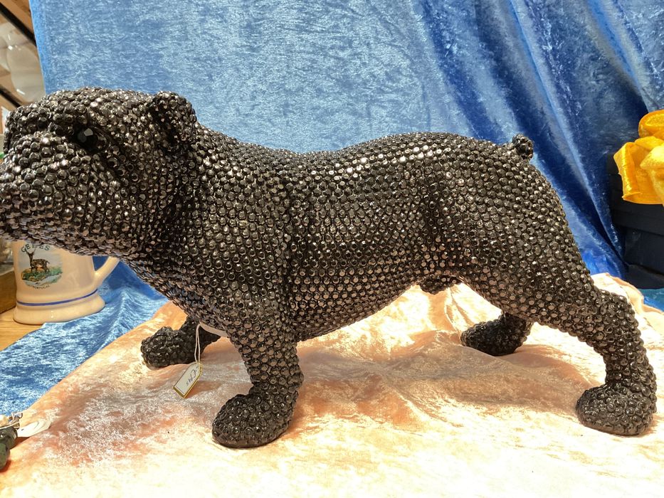 Cão buldog escultura com 37x20x12 cm