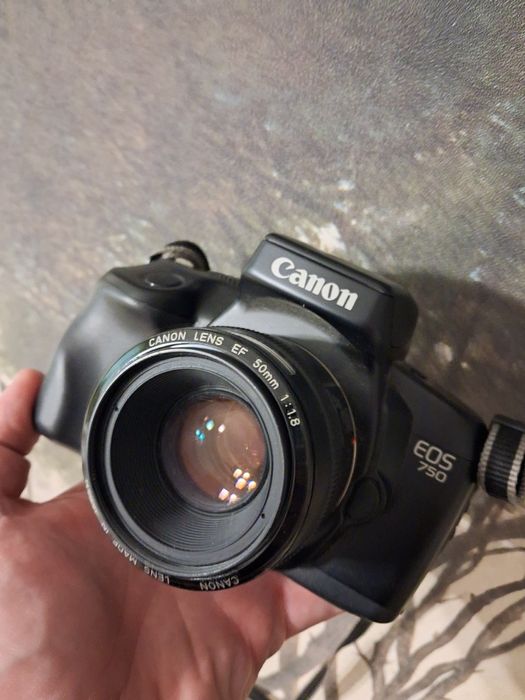 Плёночный зеркальный фотоаппарат Canon EOS 750 + EF 50mm 1:1.8