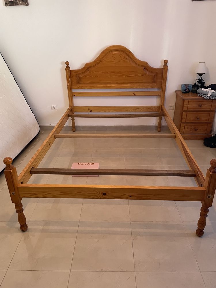 1 Comoda, 2 Mesinhas de cabeçeira, 1 cama, 1 espelho