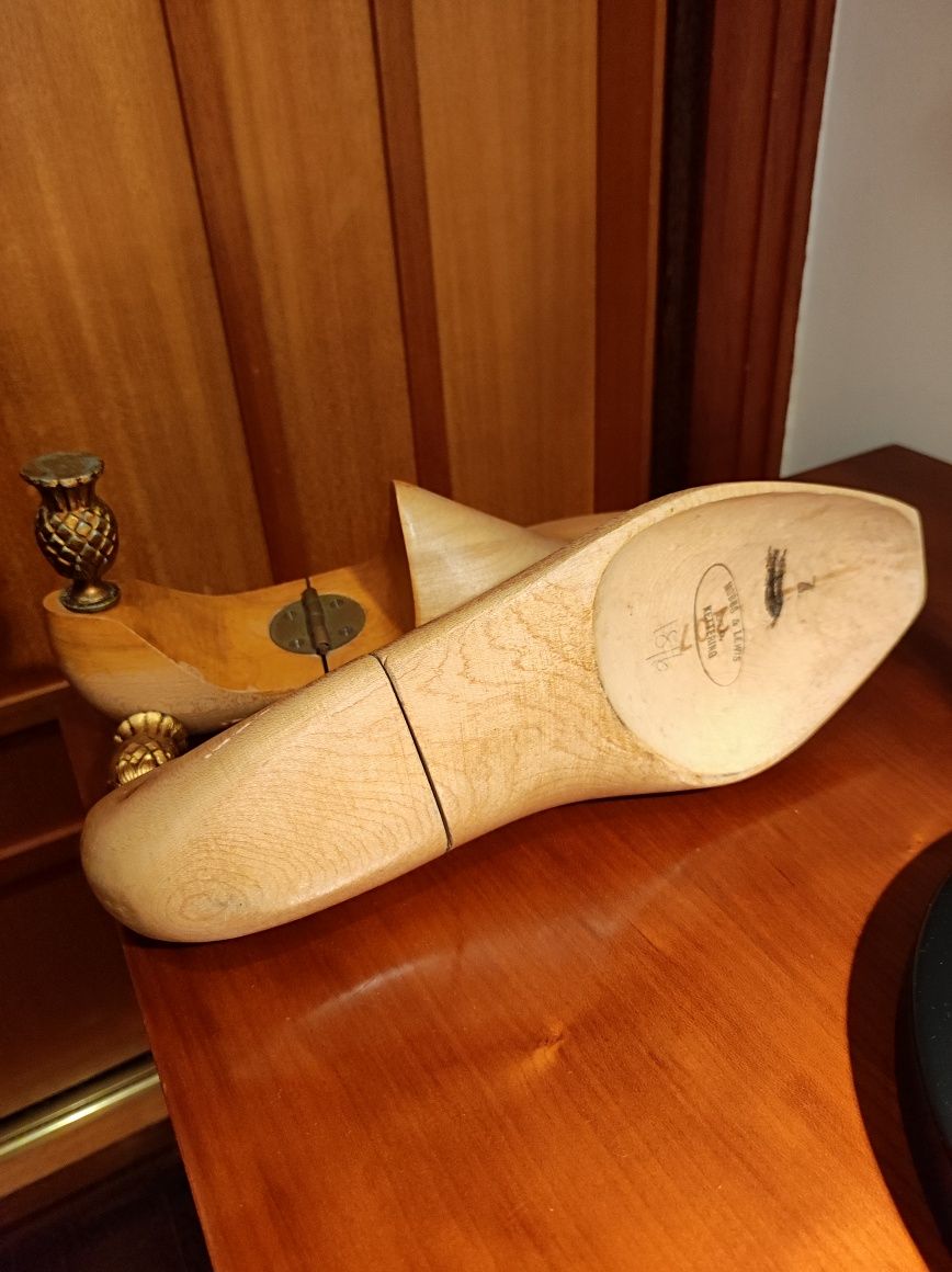 Antigas formas de sapatos em madeira