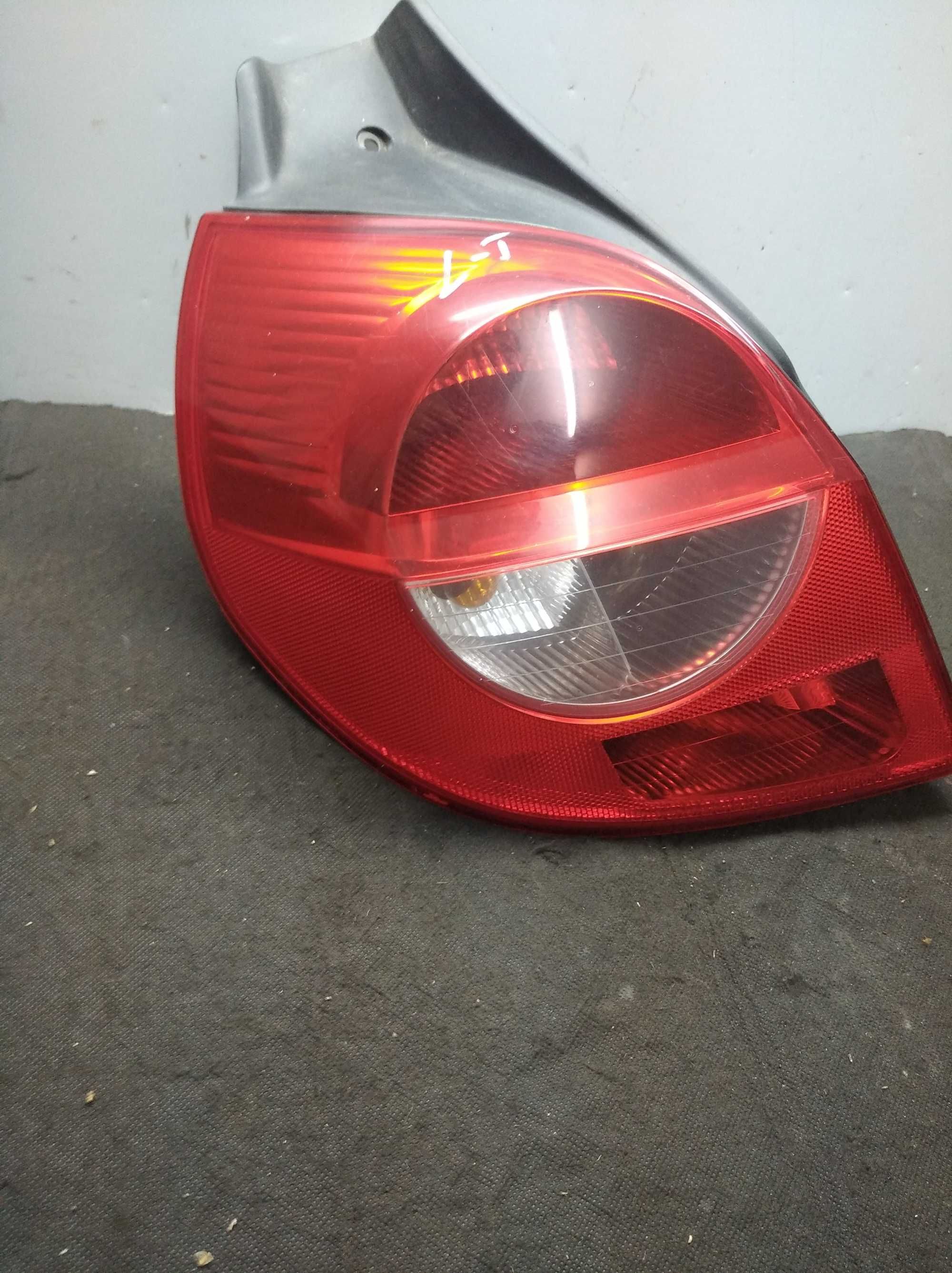 Renault Clio III lampa lewy tył