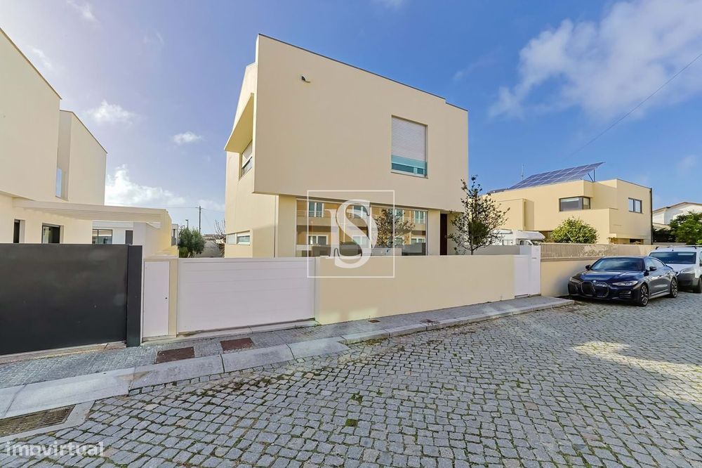 Moradia T3, Individual, c/ 3 pisos, Garagem Dupla e Jardim