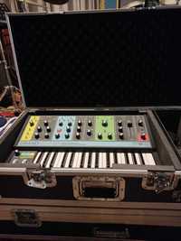 Moog GRANDMOTHER com case