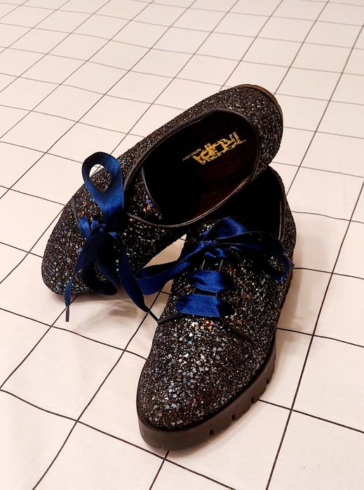 Sapato preto brilhante marca TROPPA