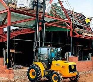 Usługa wózkiem widłowym 4x4 JCB widły i łyżka do materiałów sypkich.