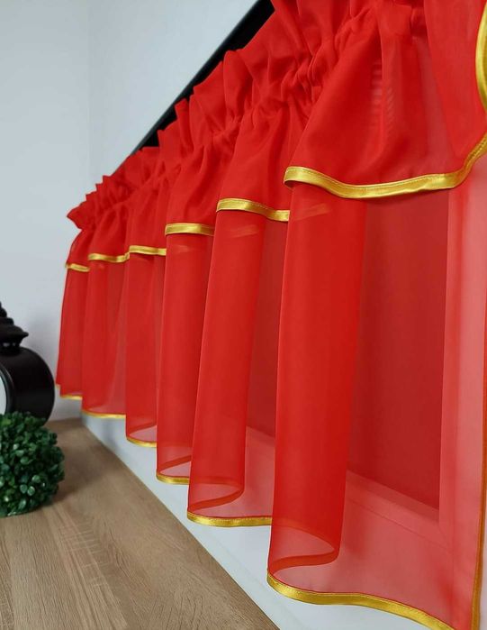 Zazdroska świąteczna woal czerwony plus złota lamówka