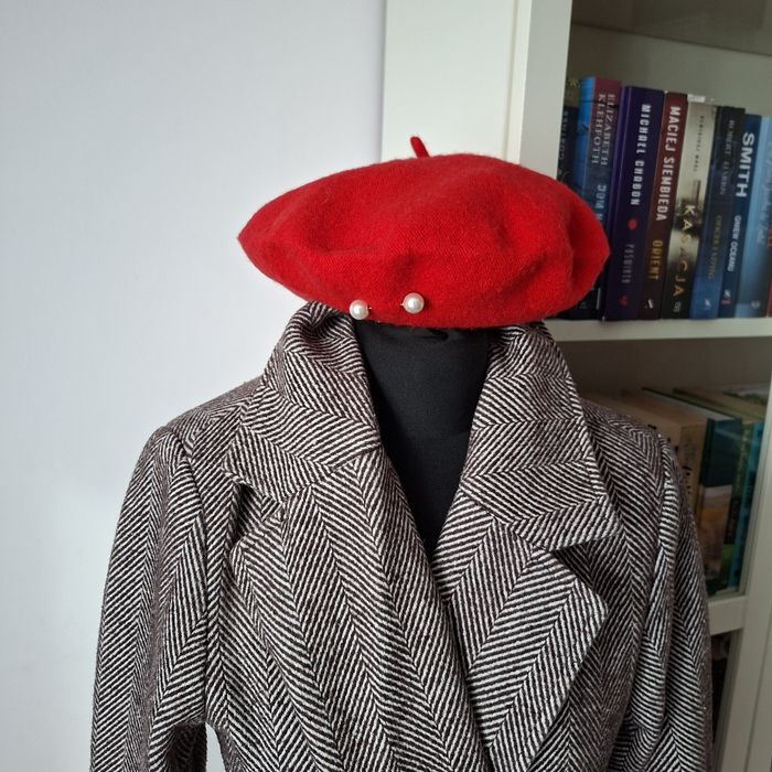 Nowy beret z ozdobnymi perełkami