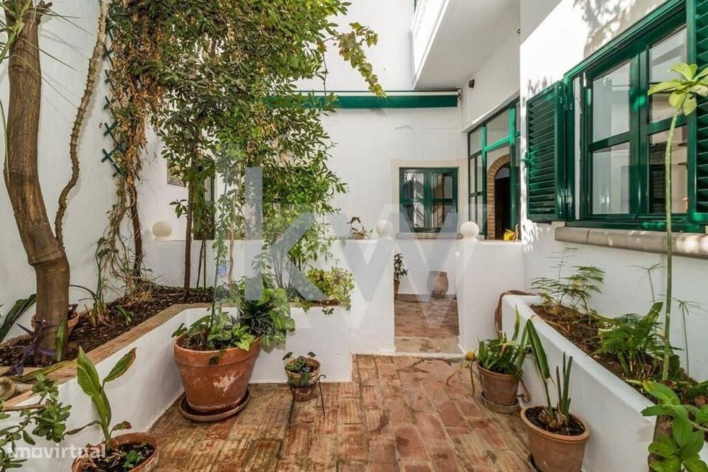 Moradia T7 em Loulé com jardim, 4 pátios e 2 garagens fechadas com arr