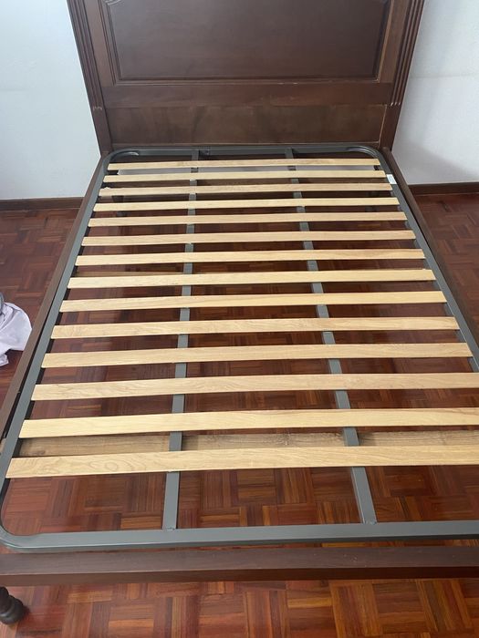 Cama em madeira + estrado