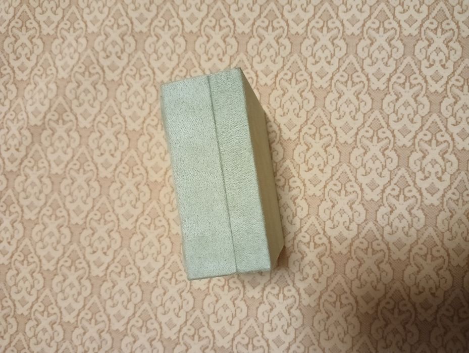 Упаковка Van Cleef с насечками под цепочку или серьги-гвоздики.