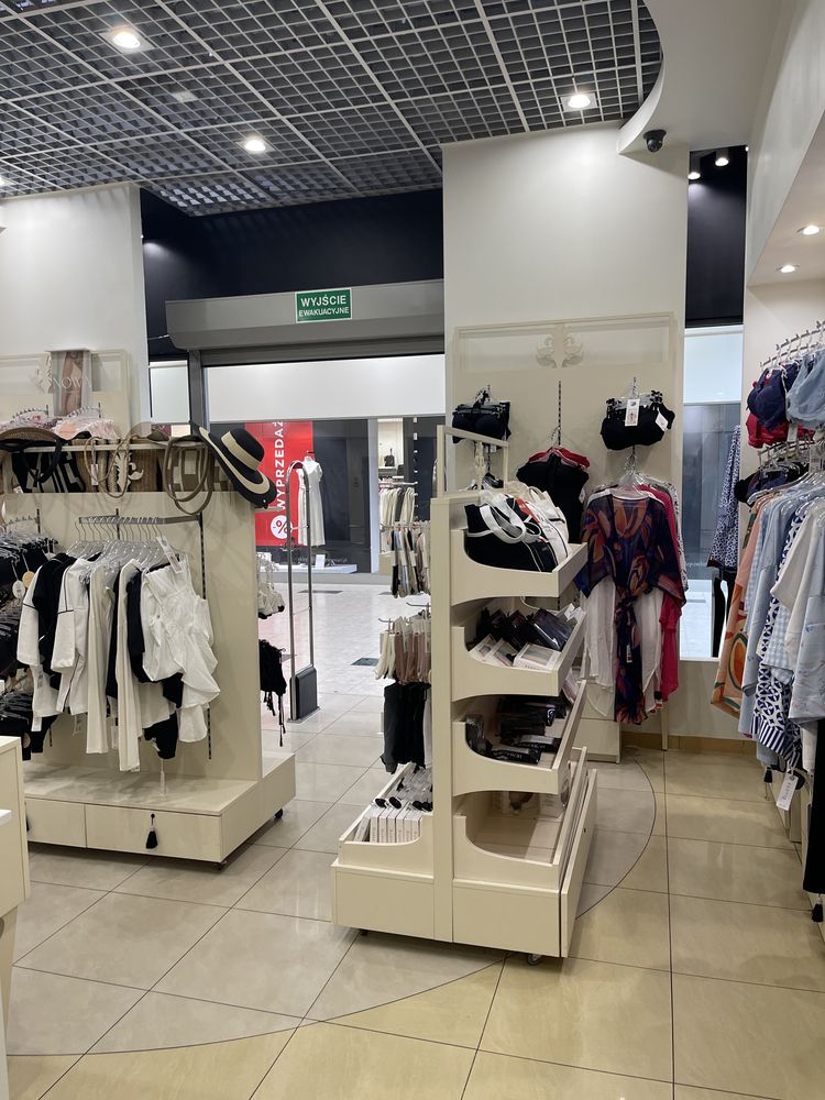 Meble sklepowe do salonu 50 m2
