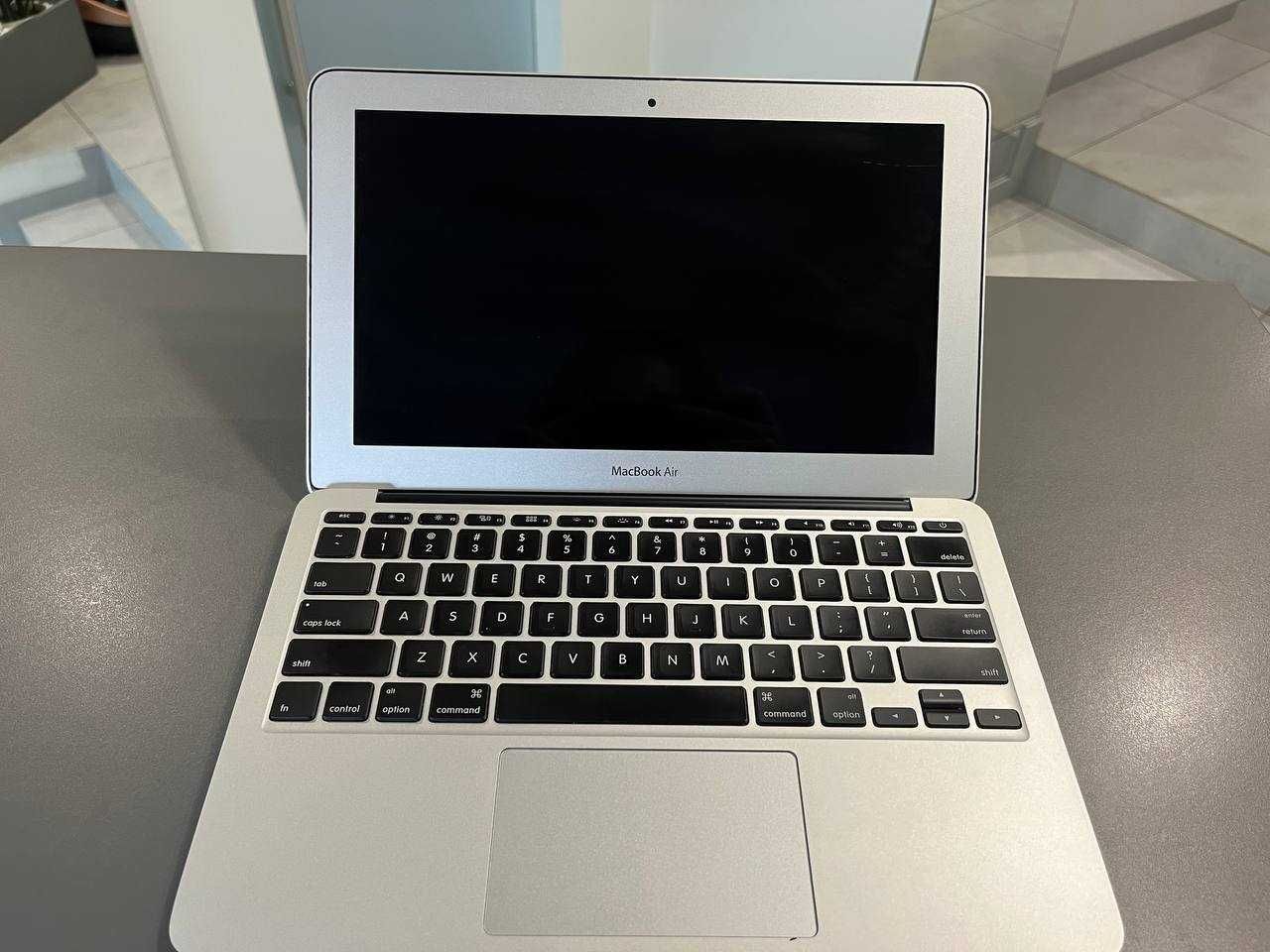 ноутбук Apple MacBook Air 11" (Mid 2011)