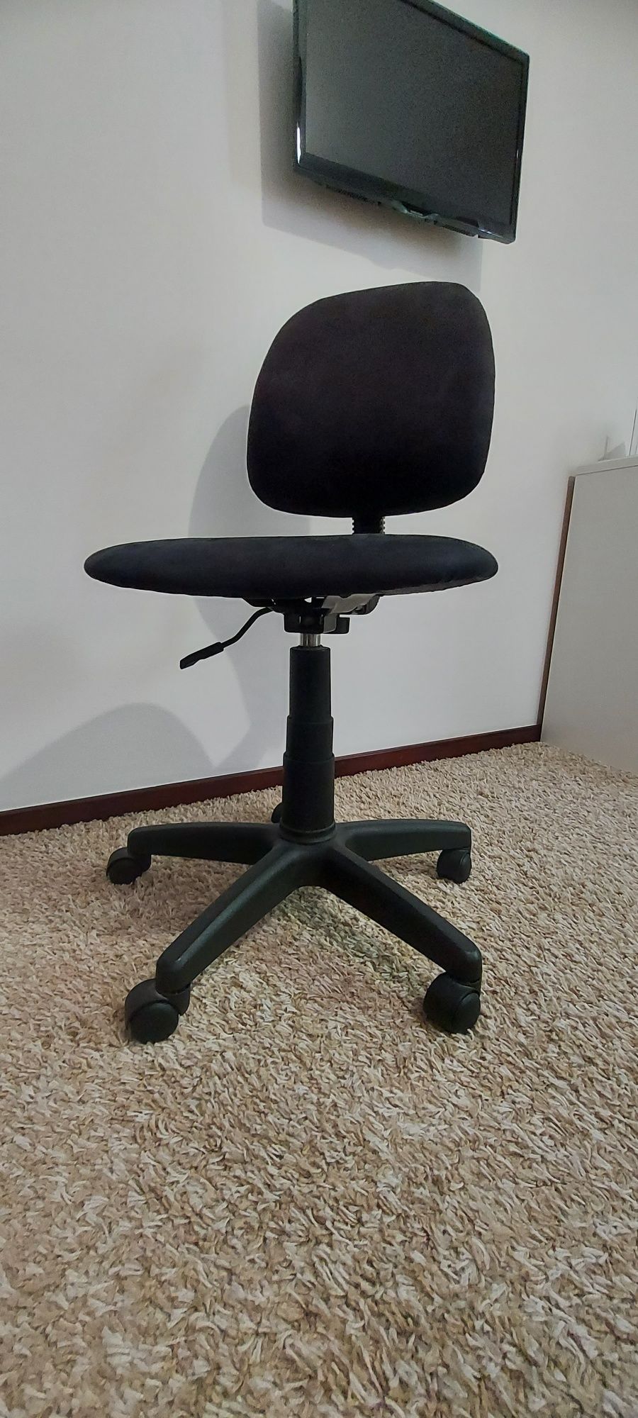 Vendo cadeira de escritório  com rodas