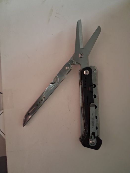 Nóż składany z nożyczkamii