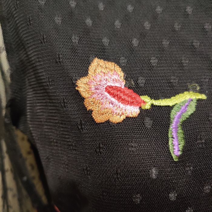 Красива сукня з вишитими квітами