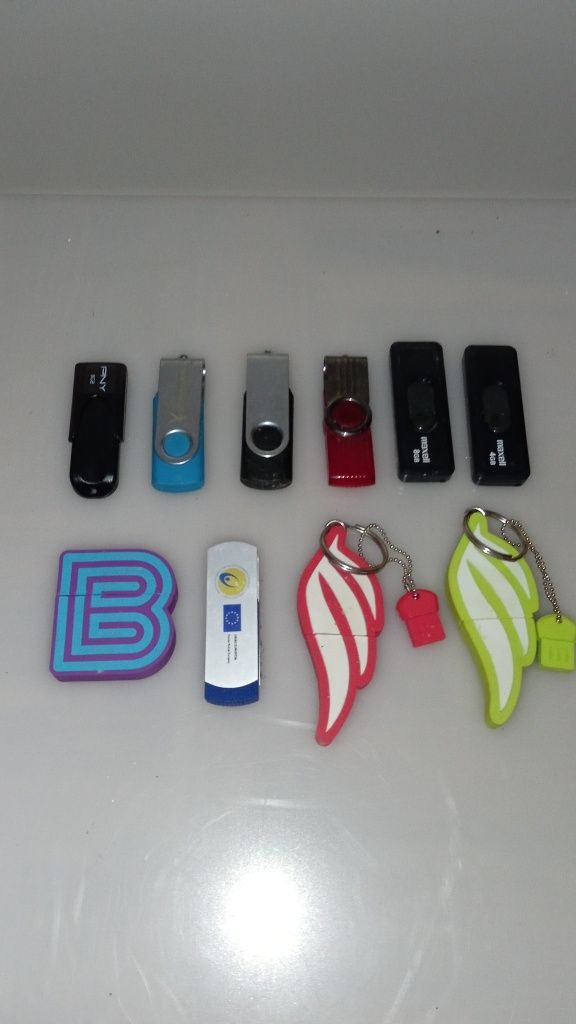 10 Pendrives de Várias Capacidades de Armazenamento