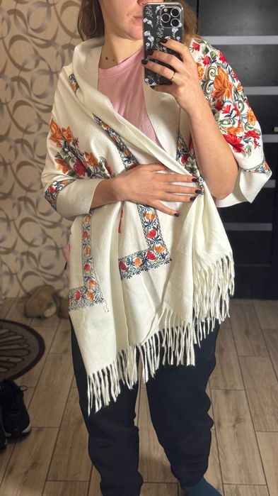 Шарф вишитий нитками. Дуже теплий