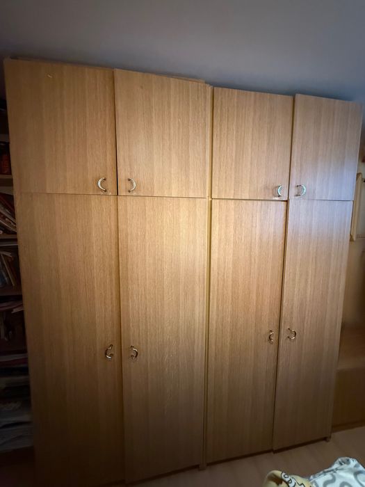 2 szafy ubraniowe z drążkiem na ubrania i nadstawką z 1 półką