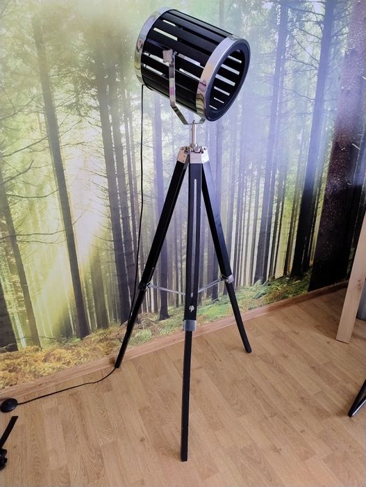 Lampa stojąca na statywie