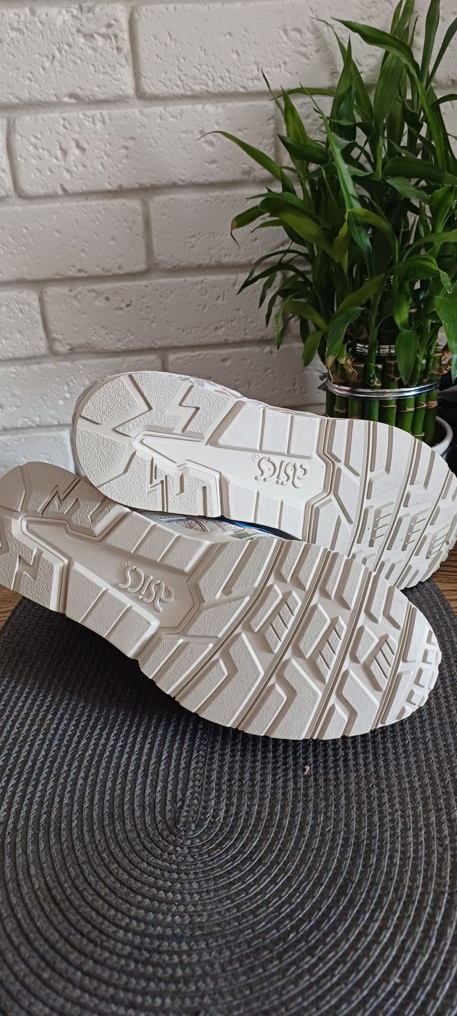 Кожаные стильные кроссовки,бренда Asics, оригинал.
