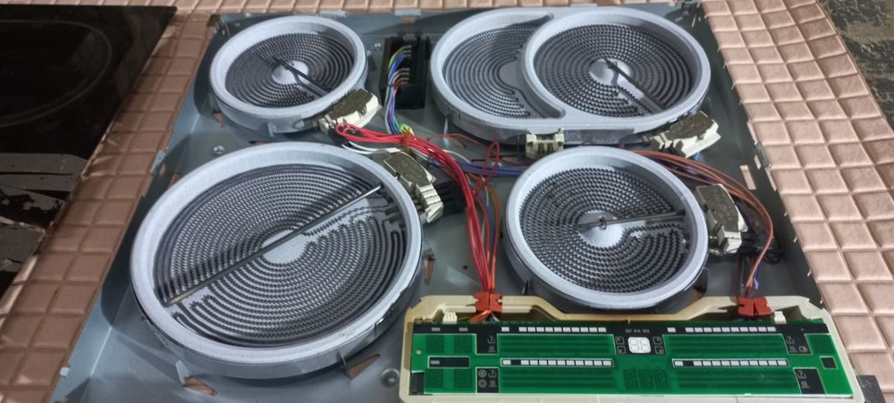 Варильна поверхня Electrolux EHS 60210P, розбите скло, конфорки робочі