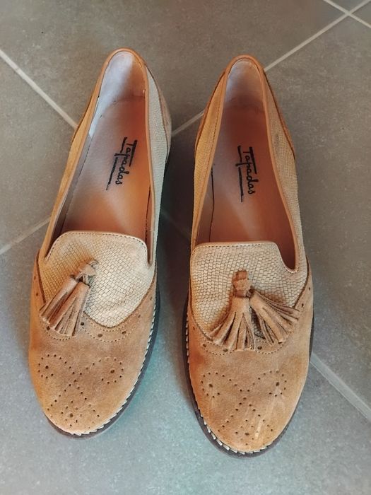 Sapatos em camurça
