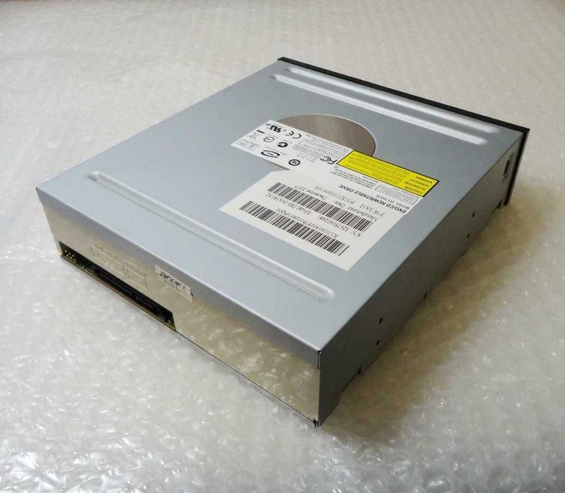 Leitor e gravador de CDs e DVDs.