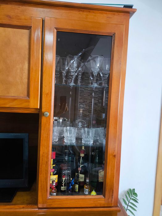Móvel de sala em madeira de qualidade c/vitrines, arrumação e espaçoTV