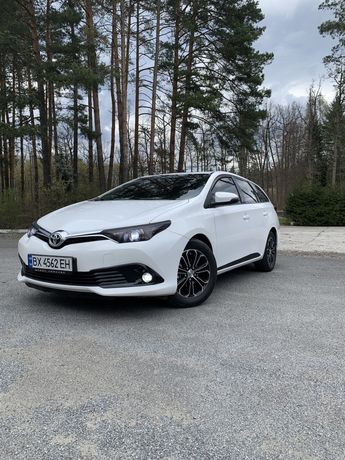Toyota Auris Touring Sports Official