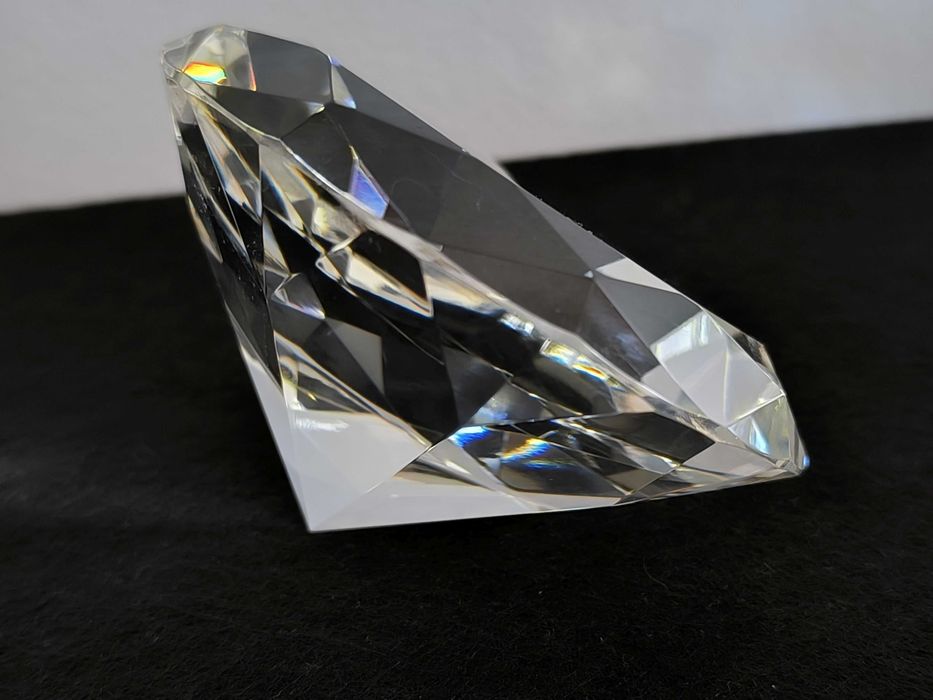 Pisa papeis em vidro com formato de diamante lapidado