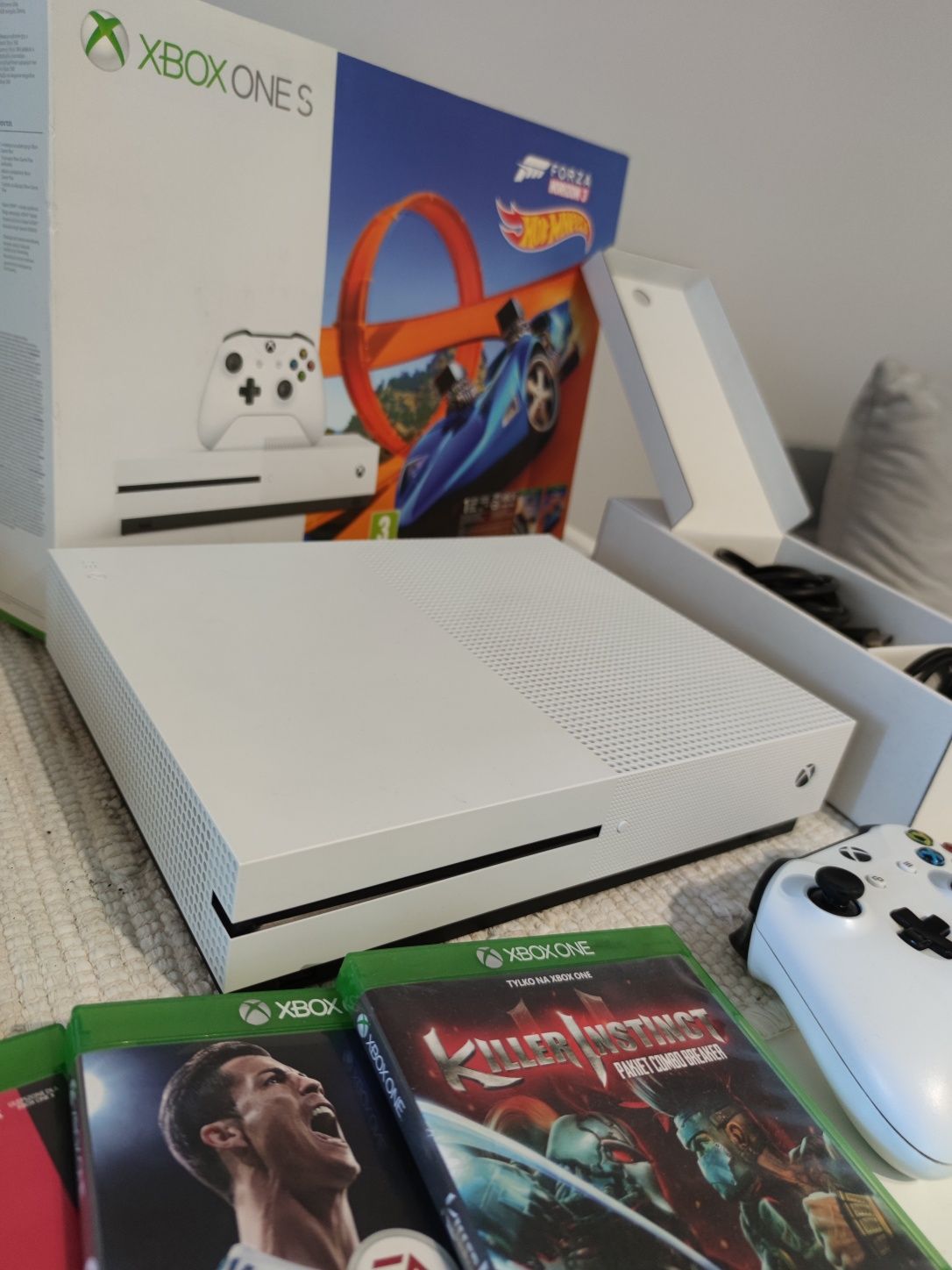 Konsola Xbox One S 4K HDR 500GB + Pad + Baterie Fifa Forza gry