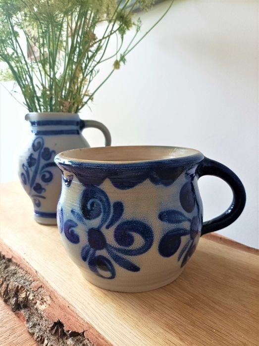 Zestaw glinianych naczyń, kamionka i wazon. Ozdobne dzbanki. Dzban.