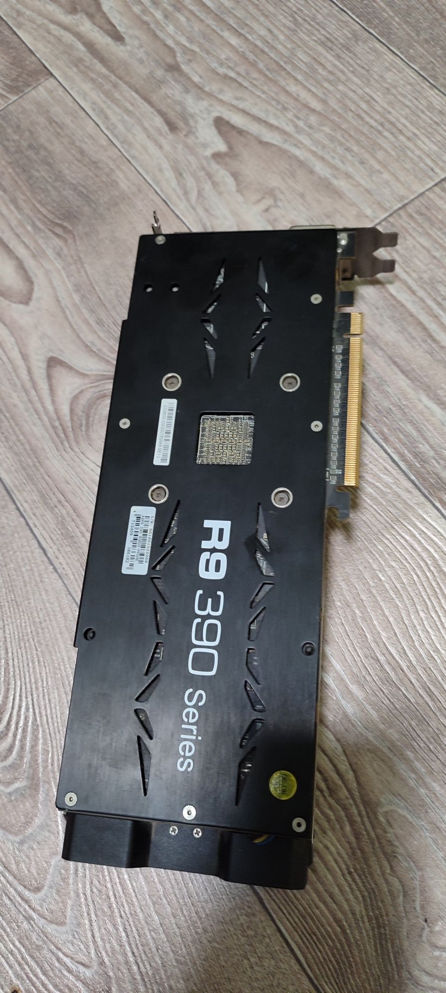 Продам видеокарту Radeon r9 390 (8 gb)