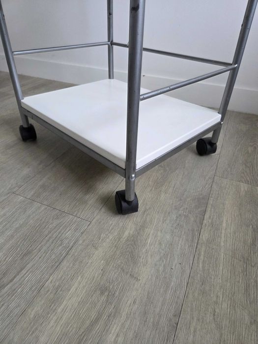 Asystor kosmetyczny / stolik na kółkach – ulepszony, lekki i mobilny