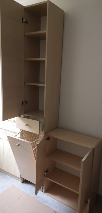 Meble łazienkowe, prążki beż