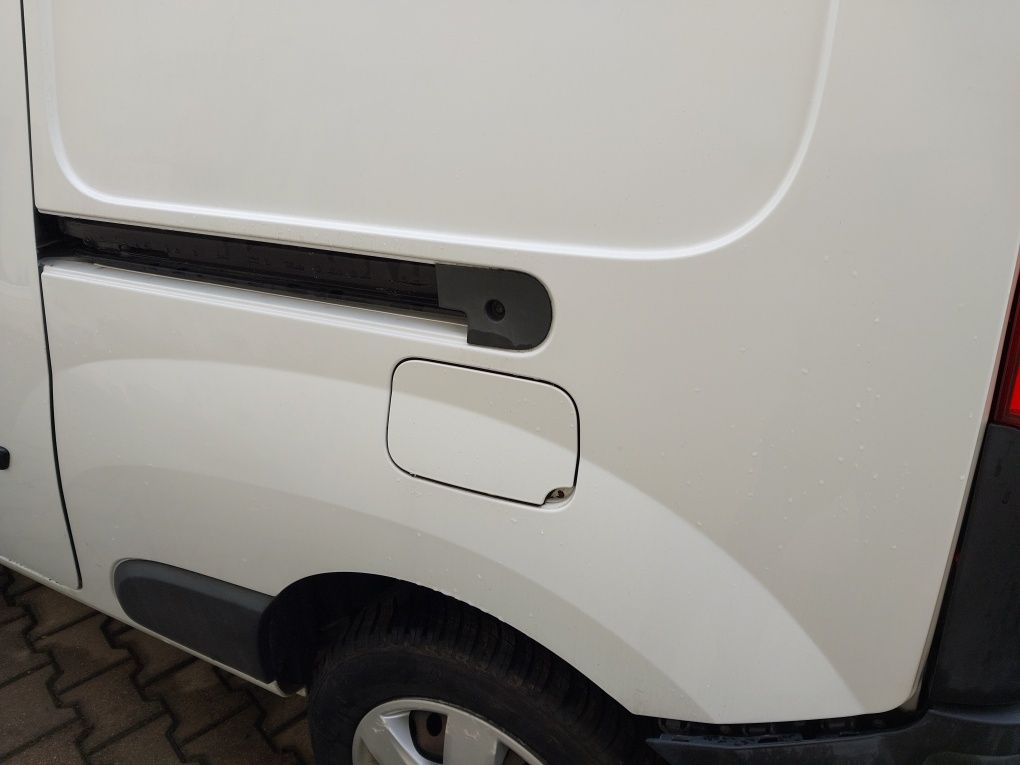 Renault kangoo maxi / long klapka wlewu paliwa kompletna i błotnik