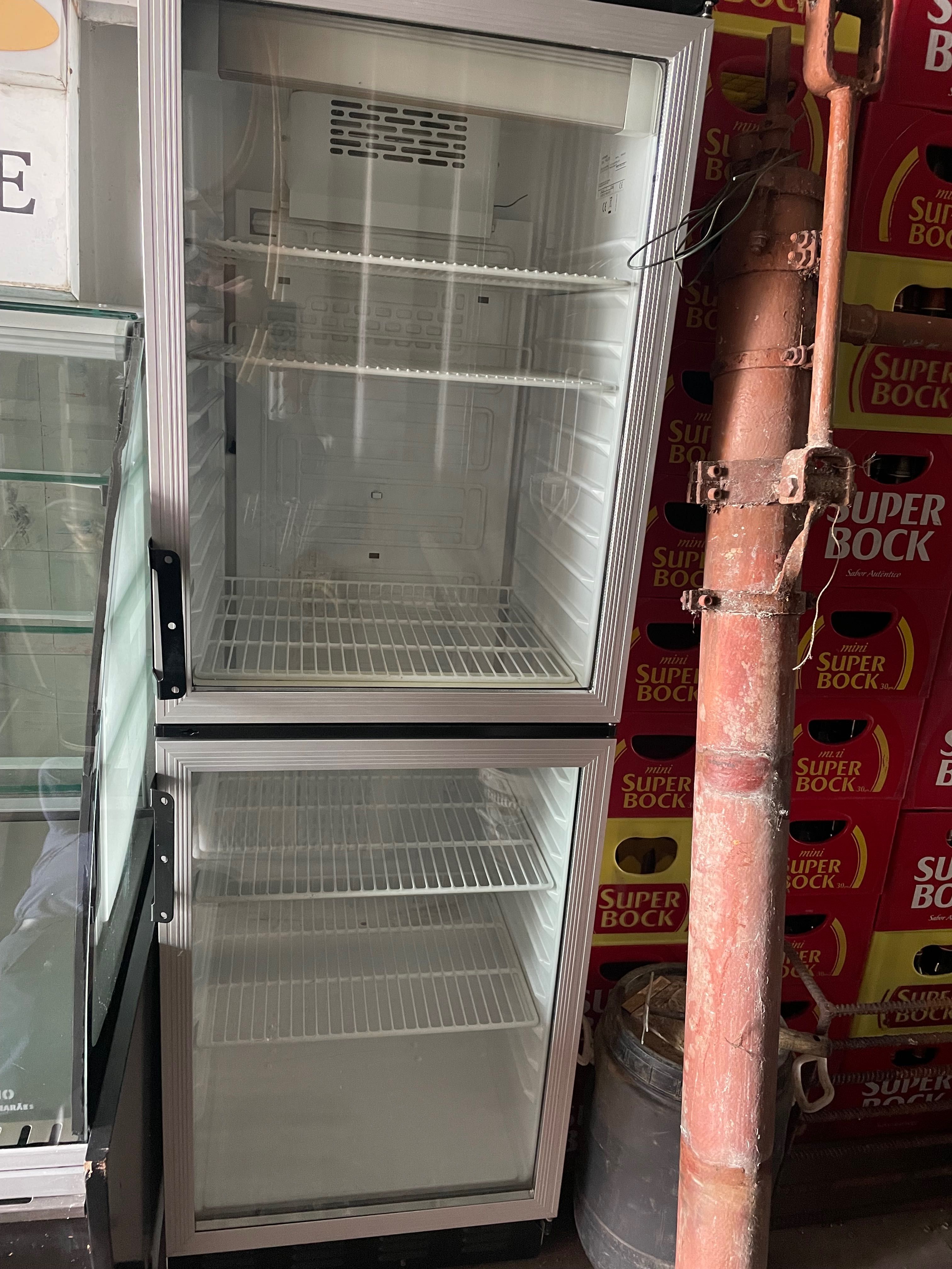Armario expositor de 2 portas em vidro