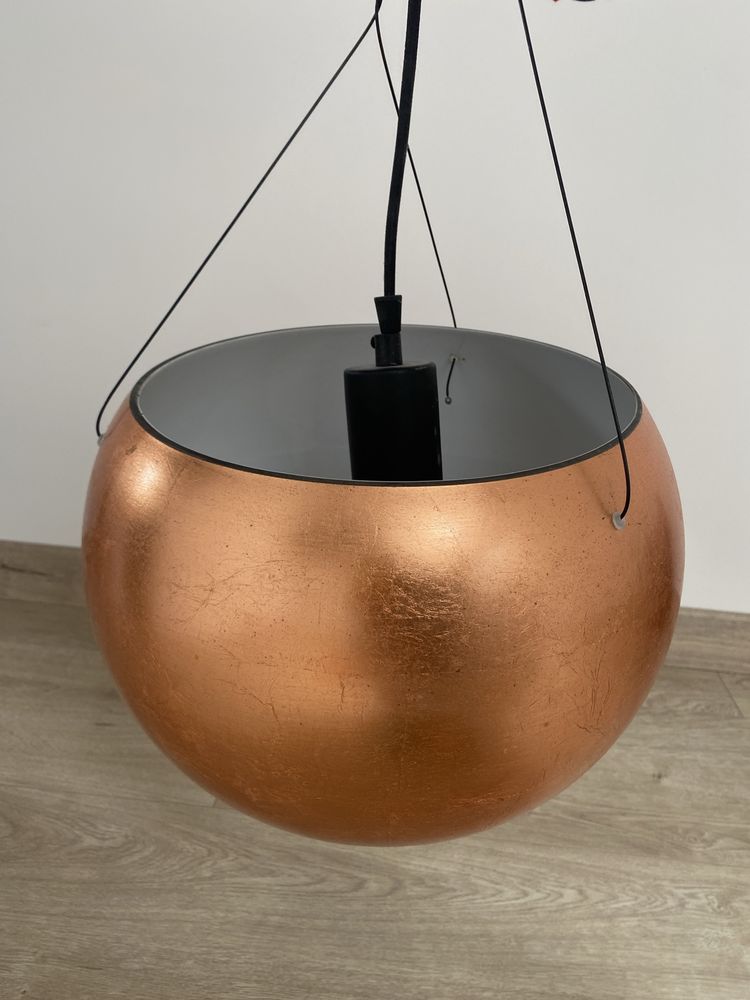 Piekna i nowoczesna lampa w kolorze matowej miedzi szotkowanej