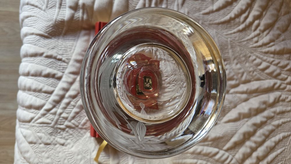 Wazon zdobiony kwiatowym szlifem