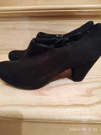 Buty damskie czarne na obcasie zamszowe, używane r 39