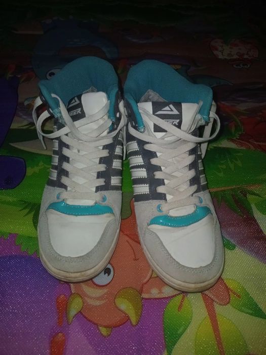 Женские зимние кроссовки