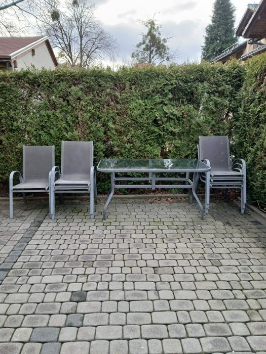 Krzesła i stół do ogrodu