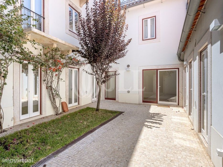 Apartamento T3, remodelado, na Rua de São Bento, Lisboa