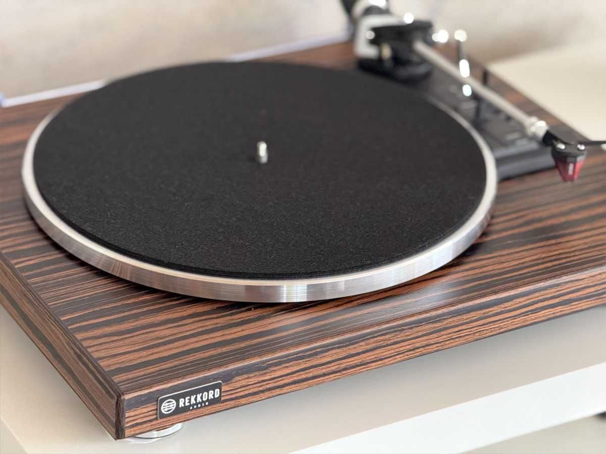 Gramofon Rekkord Audio F400, gramofon w pełni automatyczny
