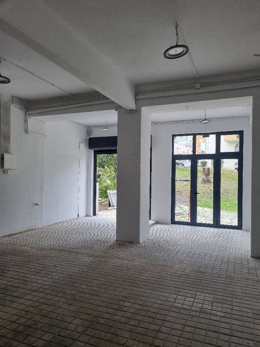 Armazém Feijó- 240m2 com 4 portões e 2 portas de vidro