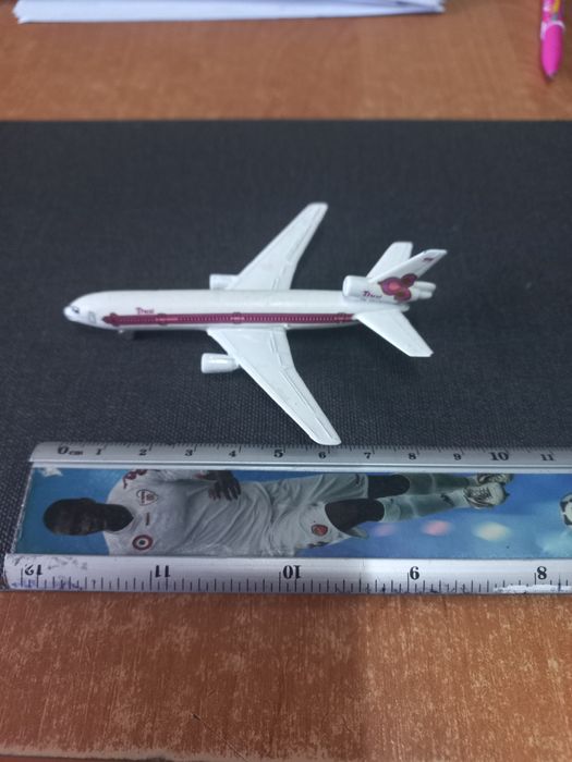 Продам модель самолета DUGLAS DС10  350грн.