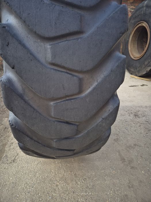 Opona 23,5 r 25 - części