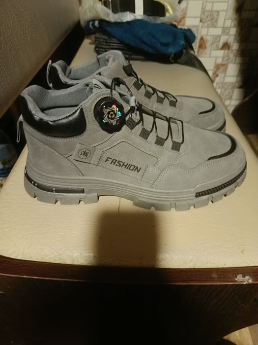 Взуття чоловіче.