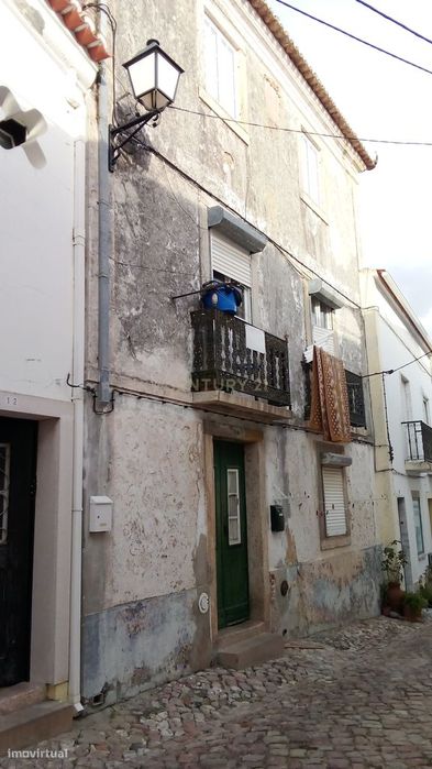 Prédio tradicional com 3 pisos junto Zona Ribeirinha de Alcácer do Sal
