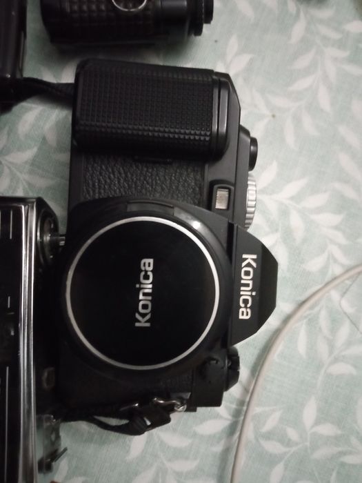 Quatro máquinas fotográficas. a Yashica está a funcionar,